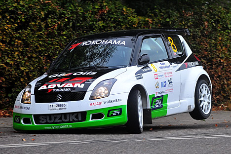 Martin Johansen bruger sin bil til det yderste - og lidt til. Her er han på tre hjul sammen med Henrik Vestergaard i sin Suzuki Swift Super 1600. De to kørere er regerende mestre i deres klasse og kan genvinde titlen i Yokohama Gjønge Rally.